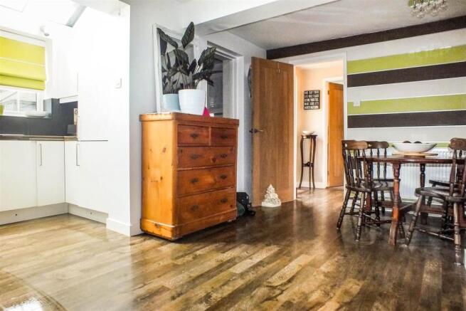 KITCHEN/DINING ROOM