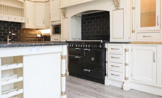 5 bed Semi-Detached for sale Image 9