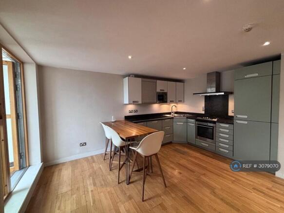 Integrated Kitchen & Solid Oak Breakfast Bar
