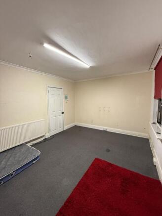 Spacious bedroom with potential for personaliza...