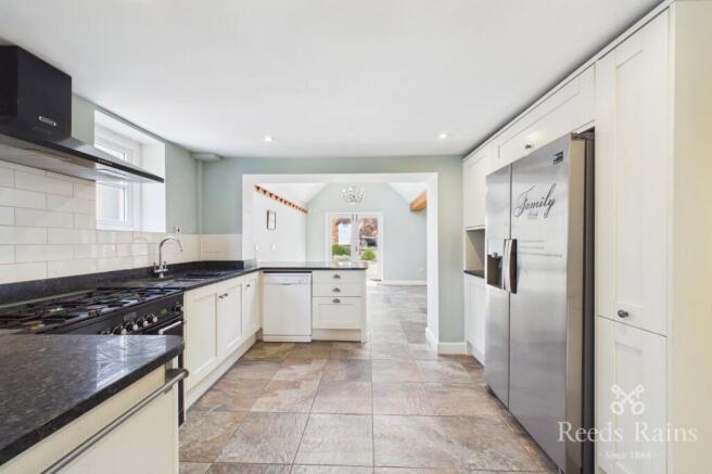 5 bed Detached for sale Image 4