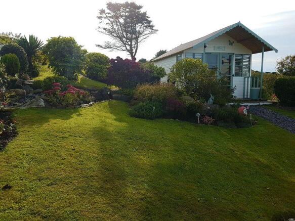 side garden to...