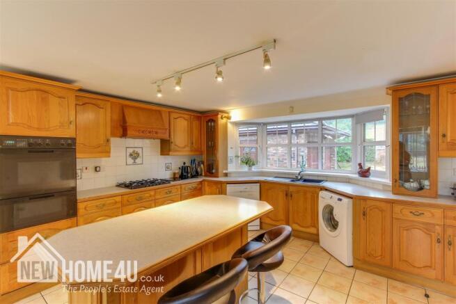 KITCHEN / DINER: