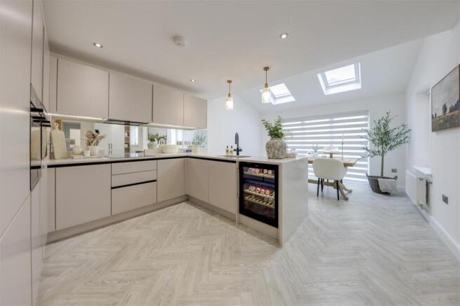 Open Plan Breakfast Kitchen / Dining