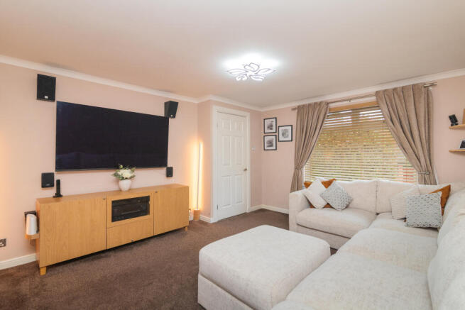 29 sandielands avenue pa8 7bp-1