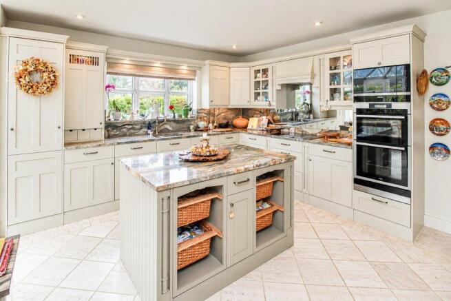 5 bed Detached for sale Image 2