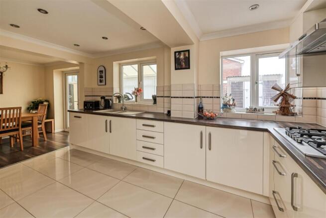 53 Mercia Drive, Perton, Wolverhampton, WV6 7NH photo 4
