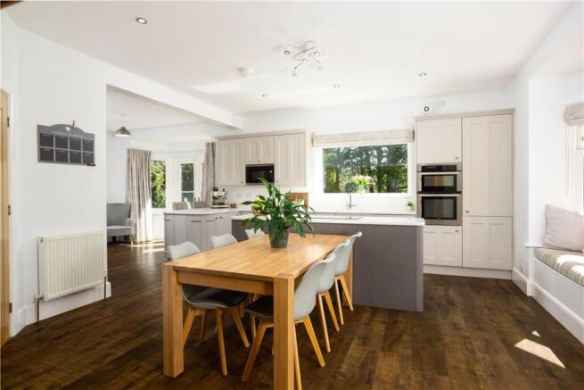 7 bed Detached for sale Image 5