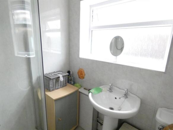 MODERN SHOWER ROOM