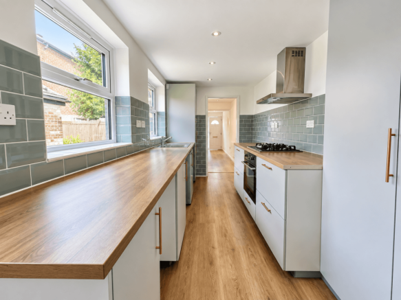 3 bed semi-detached house to rent Napier Road, Lo
