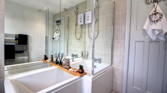 Family Bathroom (alt view)