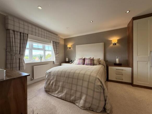5 bed Detached for sale Image 4