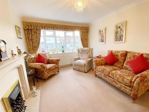 Lounge pic 3.jpg