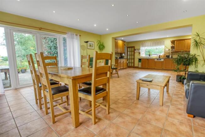 4 bed Detached for sale Image 4