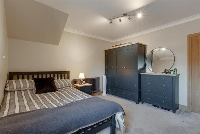 5 bed Detached for sale Image 5