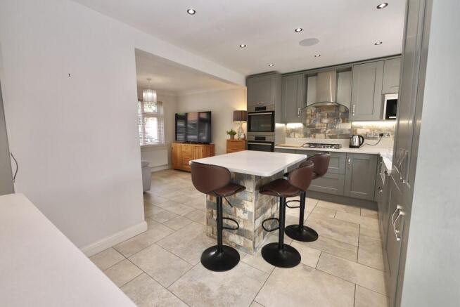 4 bed Detached for sale Image 11