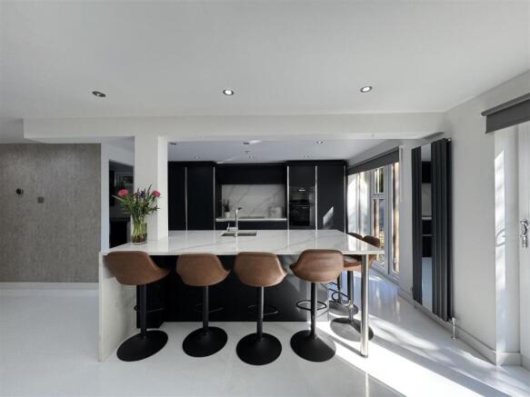 4 bed Detached for sale Image 7