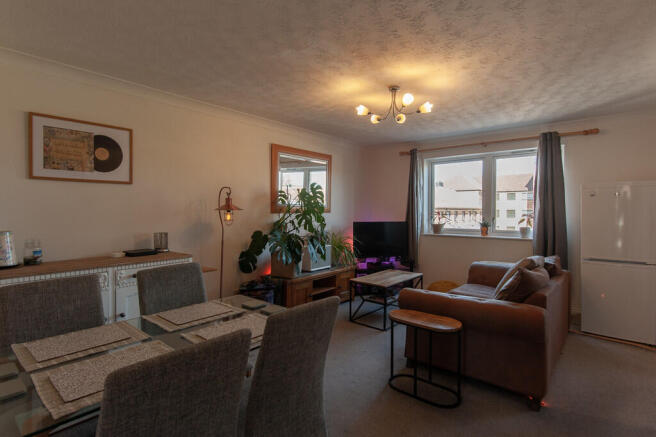 2 bed Apartment to rent Image 5