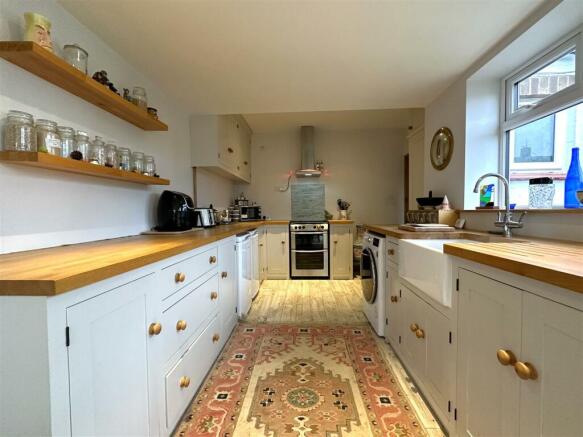 Extensive Kitchen 203