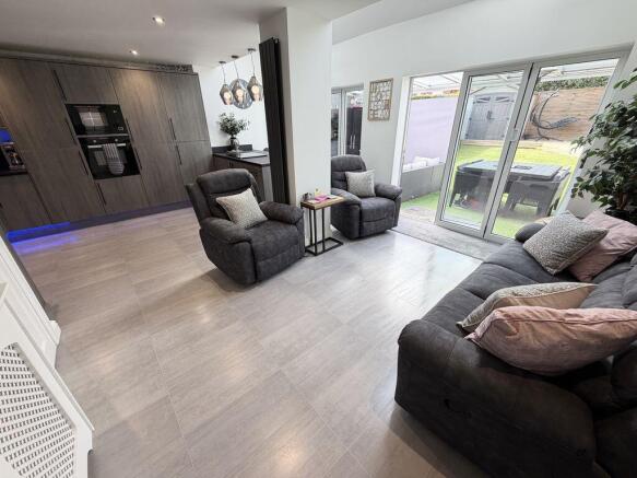 Kirkham Road, Heald Green, Cheadle photo 4