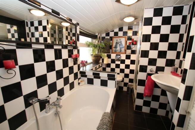 GROUND FLOOR BATHROOM