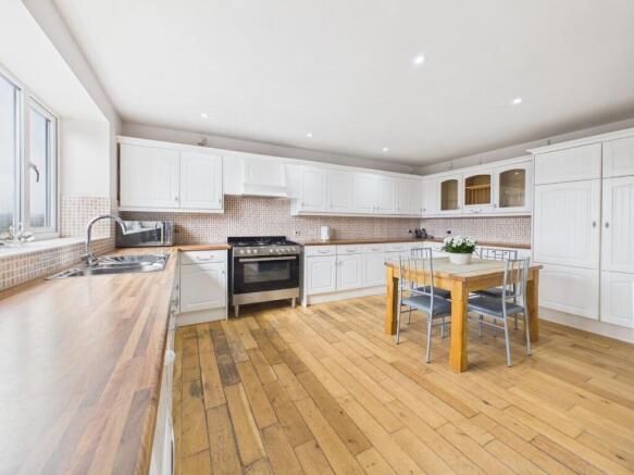 5 bed Semi-Detached for sale Image 8
