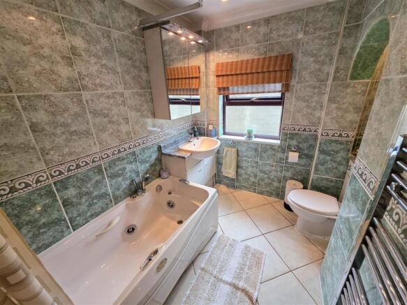 Main Bathroom.jpg