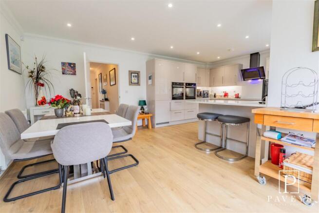 KITCHEN FAMILY ROOM