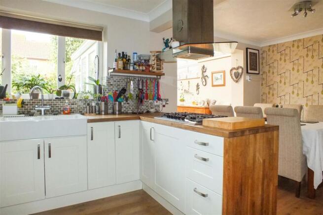KITCHEN/DINING ROOM