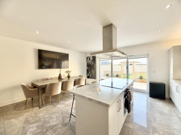 4 bed Detached for sale Image 6
