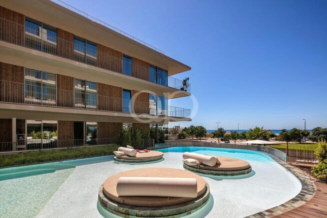 Contemporary Algarve apartment with communal swimming pool near the beach