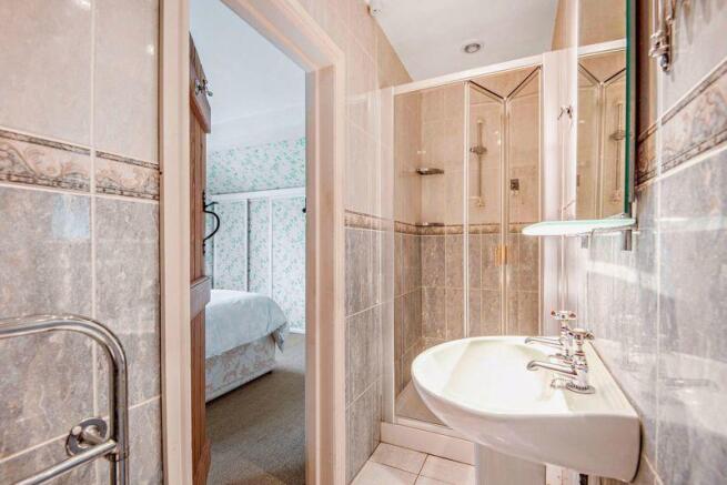 En-suite Showe...
