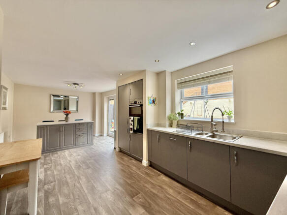 4 bed Town House for sale Image 7