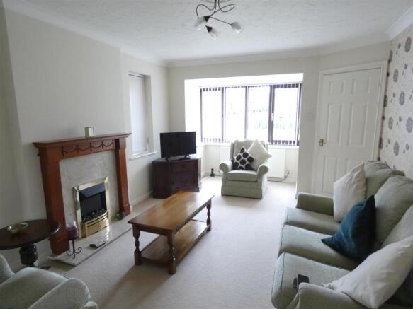 LOUNGE/DINING ROOM