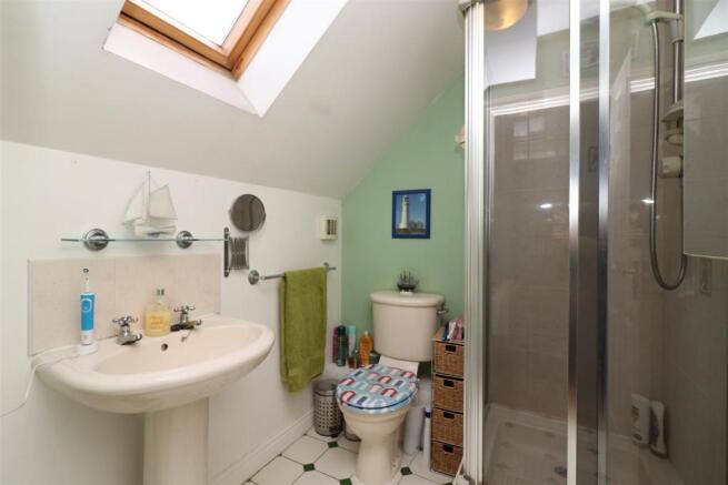 EN-SUITE SHOWER ROOM