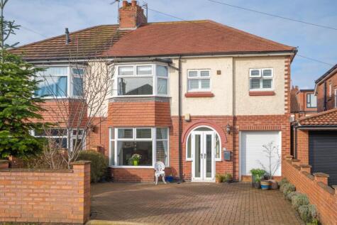 White House Drive, York