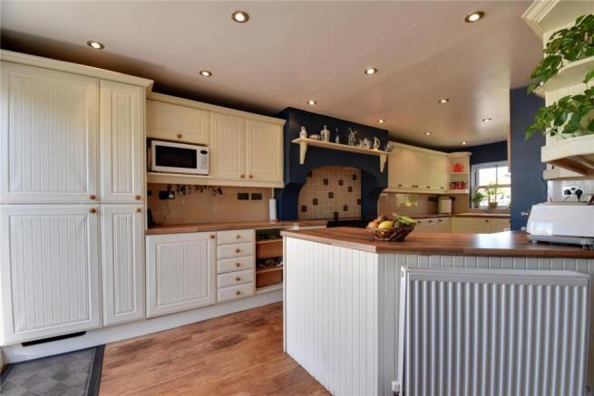 4 bed Detached for sale Image 11