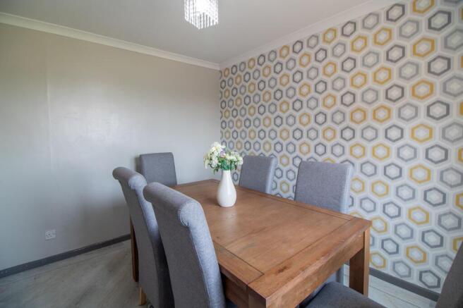 4 bed Detached to rent Image 8