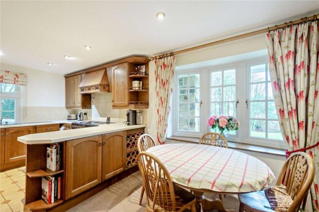 4 bed Detached for sale Image 7