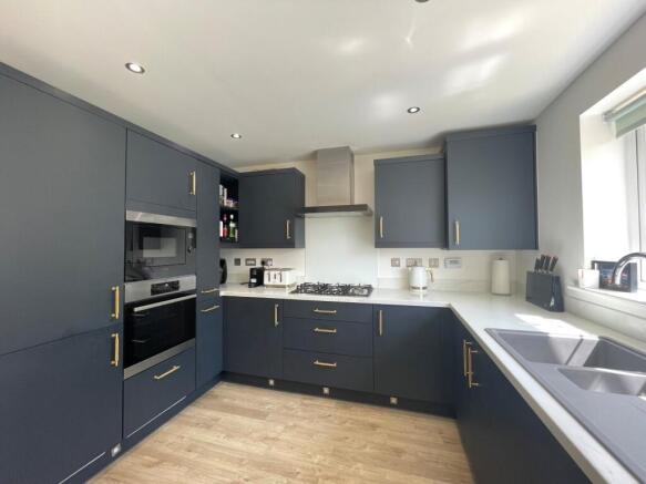 4 bed Detached to rent Image 11