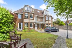 2, 17 Seacroft Apartments, Sea Lane, Littlehampton BN16 1NH