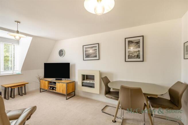 8699298-interior02.jpg