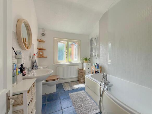 Grange Lane 19 Bathroom.jpg