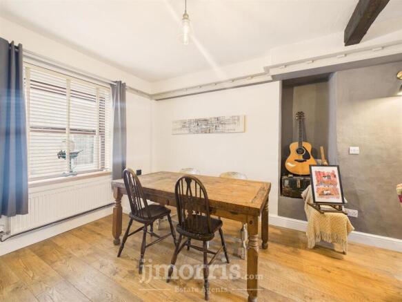 Lounge/Dining Area