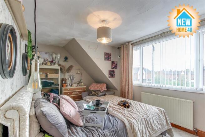 MAIN BEDROOM:
