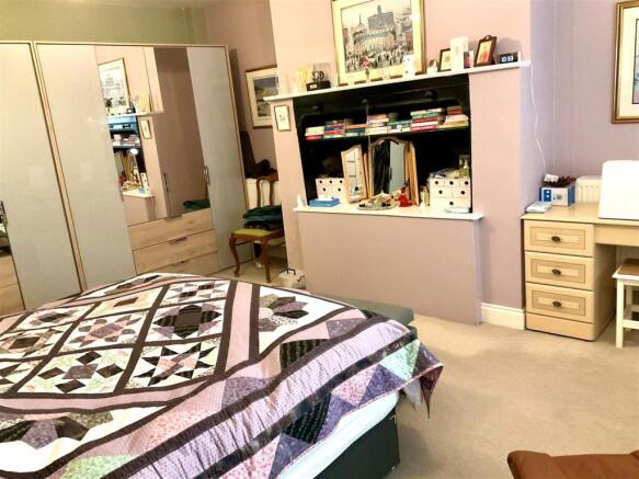 Bedroom 1 pic1.jpg