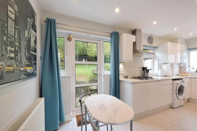 Prestbury Crescent, Banstead photo 3