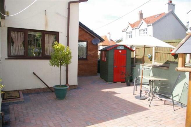 ENCLOSED REAR GARDEN