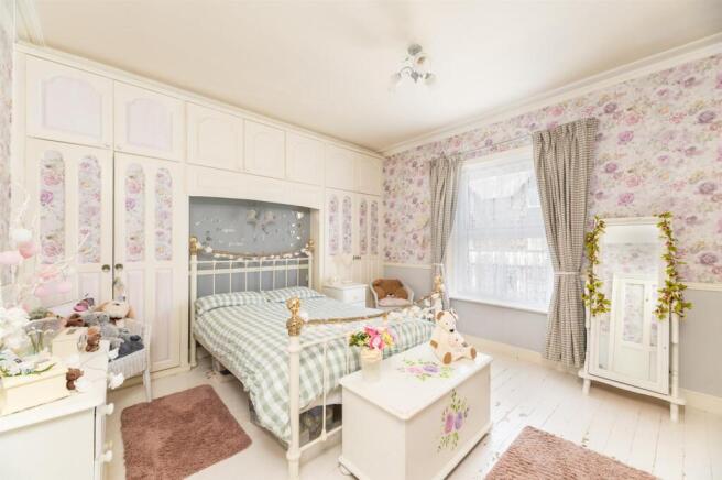 4 bed House for sale Image 10