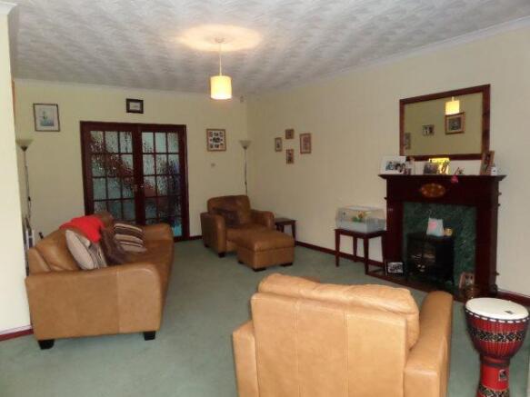 OPEN PLAN LIVING/DINING ROOM